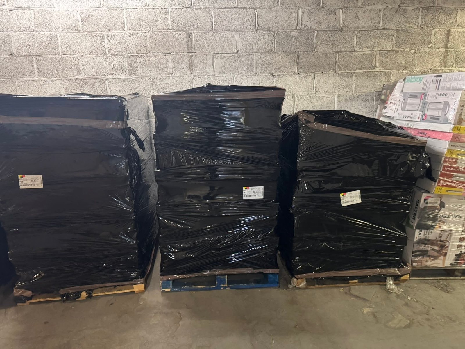 Toiletries & Cosmetics Pallets